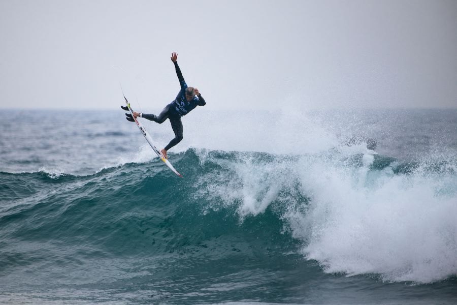 Kanoa Igarashi e Sally Fitzgibbons em destaque no arranque do Rip Curl Pro Bells Beach