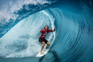 Owen Wright a vibrar com mais um tubo perfeito em Teahupoo.