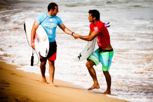 Tiago Pires e Michel Bourez depois dos quartos-de-final em Haleiwa