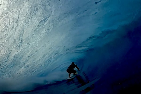 Nathan Florence enfrenta slabs rasos e pesados na Ásia