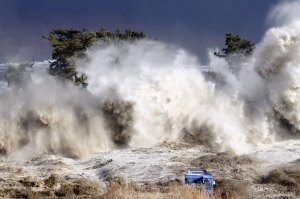Cenas do tsunami provocado pelo histórico sismo no Japão a 11 de março de 2011. JIJI PRESS/AFP via Getty Images.