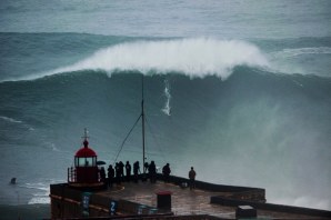 A foto em questão, com Carlos Burle na famosa &quot;Big Monday&quot; da Nazaré.