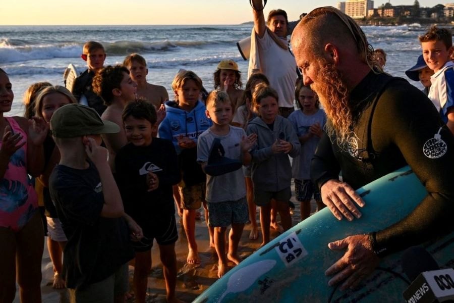 Recorde mundial da surfada mais longa quebrado por surfista australiano