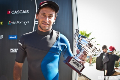 Jeremy segura o troféu de campeão Europeu ASP 2013