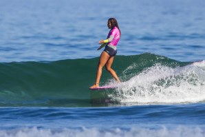 Momento clássico do longboard protagonizado por Alice Lemoigne, da Ilha Reunião. 