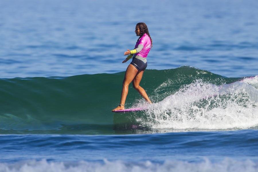 Momento clássico do longboard protagonizado por Alice Lemoigne, da Ilha Reunião.