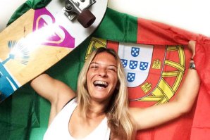 Mariana Rocha Assis com a bandeira nacional no outro lado do globo.