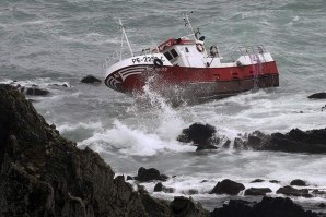 A embarcação &quot;Avô Melro&quot; vai continuar encalhada nas rochas da Arrifana. 