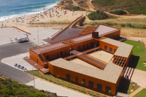 RIBEIRA D&#039;ILHAS: PRAIA TEMÁTICA?