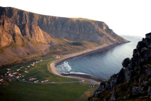 Surf no Ártico: Como pode ser o verão nas Lofoten Islands