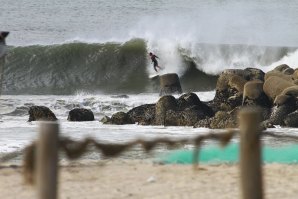 À caça de tubos na Praia dos Pescadores