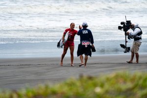 Carissa Moore faz história ao vencer a medalha de ouro na primeira Final feminina de surf olímpica