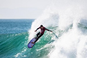 FILIPE TOLEDO E KANOA IGARASHI DESTACAM-SE NA RONDA DE 16 DO CORONA OPEN J-BAY