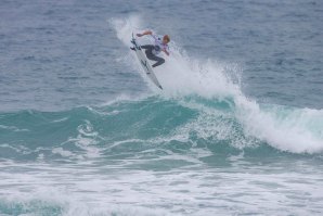 Portugueses Afonso Antunes e Carolina Santos nas 1/2 finais no Surf Pro Espinho