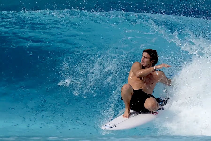 Clay Marzo inspira-nos com uma lição de tubos no Wavegarden em Espanha