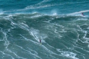 JOANA ANDRADE DESAFIA AS ONDAS DA NAZARÉ