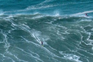 JOANA ANDRADE DESAFIA AS ONDAS DA NAZARÉ