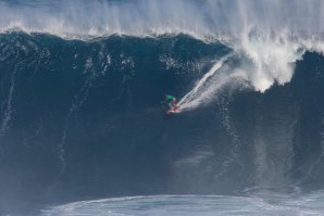 Albee Layer a surfar uma onda durante o Peahi Challenge 2017 da WSL