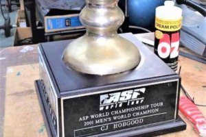 Troféu mundial de C.J. Hobgood visto numa loja na Califórnia