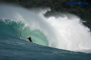 Uma viagem épica em busca da onda perfeita com Billy Kemper, Mikala Jones e Dede Suryana