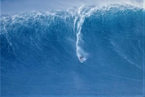 O "Eddie Aikau Swell" em Jaws, com Ridge Lenny, Izzi Gomez, Shaun Walsh, entre outros