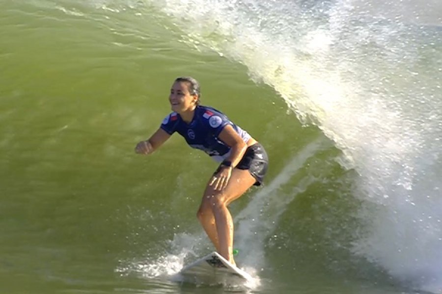 Johane Defay feliz após sair de um longo Tubo na piscina de ondas artificiais Surf Ranch.