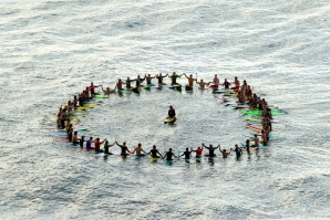 CERIMÓNIA DE ABERTURA DO ‘EDDIE AIKAU’ MARCA INÍCIO DO PERÍODO DE ESPERA