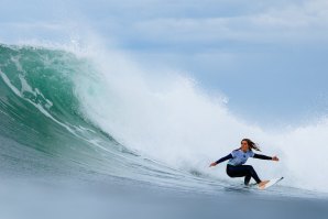 Caroline Marks (USA) de apenas 16 anos de idade continua em competição. © WSL / Sloane