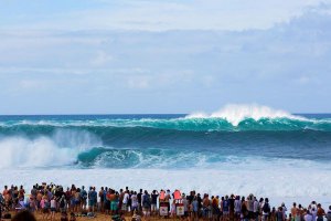 Condições promissoras para o início do Billabong Pro Pipeline 2022