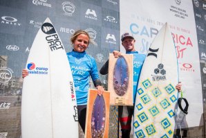 Os campeões da etapa, Nat Young e Pauline Ado