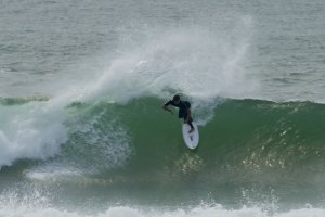 Mateus Herdy em Floripa com tubos, vento off shore e lineup vazio