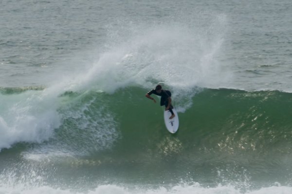 Mateus Herdy em Floripa com tubos, vento off shore e lineup vazio