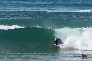 &quot;SHOW&quot; DE SURF NAS ONDAS PERFEITAS DA COSTA DA CAPARICA