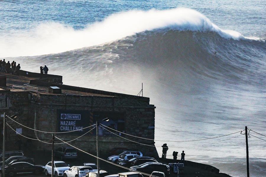 Uma das imagens que faz a história da temporada na Nazaré.
