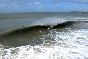 Monster swell em Supertubos e jogo de xadrez no Molhe Leste marcam dezembro intenso em Peniche