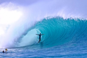 Brasileiros no swell do século na Indonésia