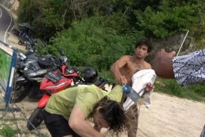 Mulher é agredida por dois surfistas em Bali durante uma surfada