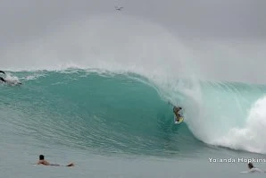 Yolanda Hopkins treina tubos e prepara-se para 2026 nas ondas perfeitas das Mentawai