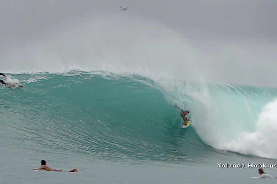 Yolanda Hopkins treina tubos e prepara-se para 2026 nas ondas perfeitas das Mentawai