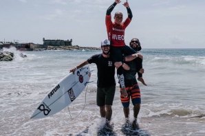 Yolanda Sequeira celebra a vitória e título nacional 2019 de surf feminino.