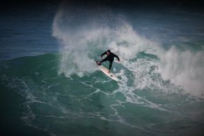 Luís Perloiro e Tomás Fernandes aproveitam uma surfada nos Coxos