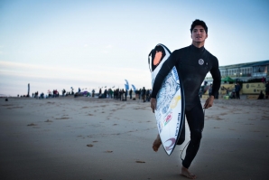 GABRIEL MEDINA RENOVA CONTRATO COM A RIP CURL