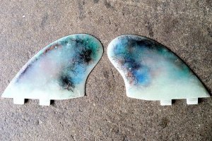 SHAPER AMERICANO TRANSFORMA DETRITOS PLÁSTICOS EM QUILHAS