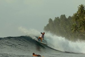 Miguel Leitão a surfar algures na Indonésia