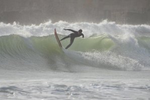 Henrique a preparar um floater numa secção final de uma onda, na sua praia local, Matosinhos 