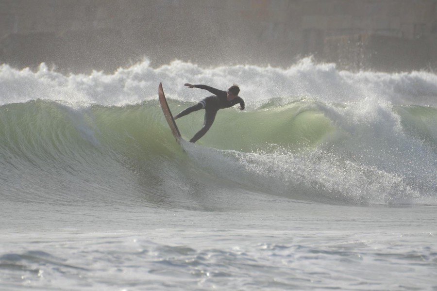 Henrique a preparar um floater numa secção final de uma onda, na sua praia local, Matosinhos