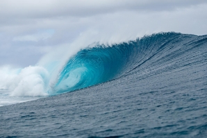 Os melhores surfistas do mundo aguardam por boas ondas em Teahupoo.