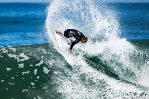 Pela foto percebe-se que Joan Duru ficou motivado ao assinou com a Volcom por mais algumas épocas.