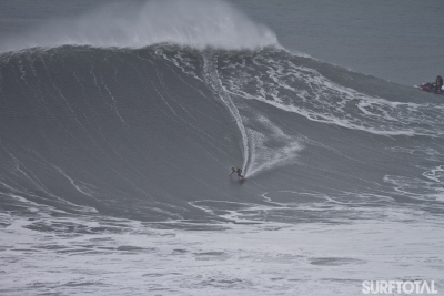 ANDREW COTTON, GARRETT E REBIÉRE APANHAM ONDAS À REMADA NA NAZARÉ