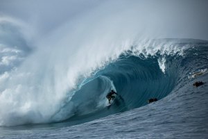 Koa Rothman numa sessão em Teahupo&#039;o Foto: Tim Bonython/ swellnet